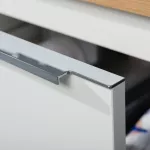 Mereo Mailo, koupelnová skříňka 61 cm, bílá, chrom madlo